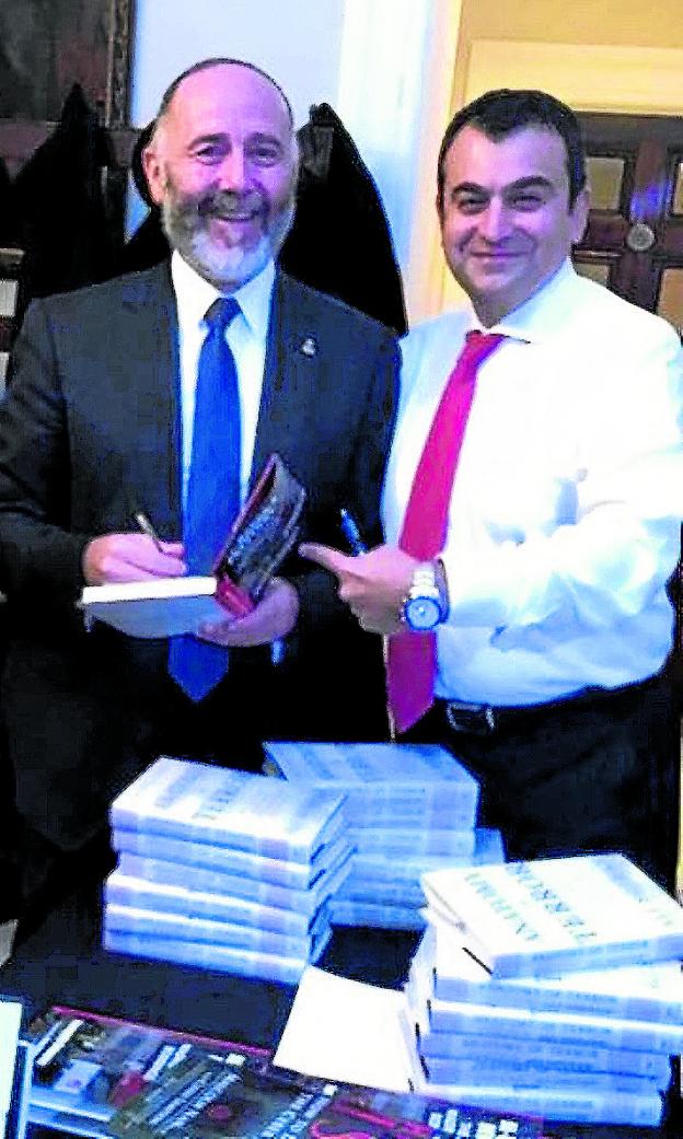 Fernando Reinares y Ali Soufan posan con sus obras premiadas, en el Royal United Services Institute de Londres. :: M.A.