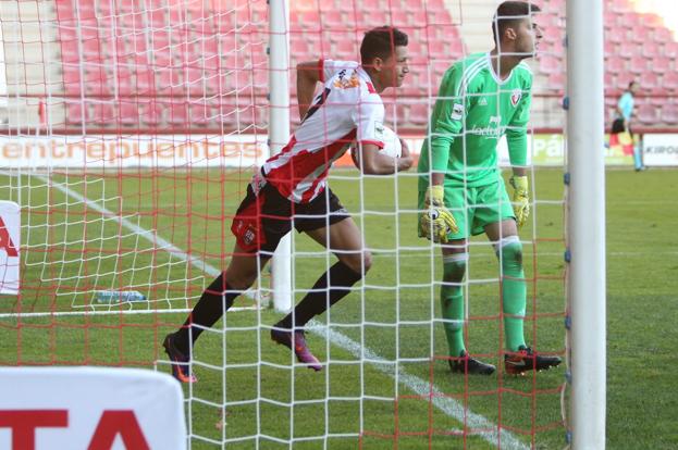 Marcos recoge el balón de las mallas ante el Osasuna B tras marcar su segundo gol en jugada de estrategia para los blanquirrojos.