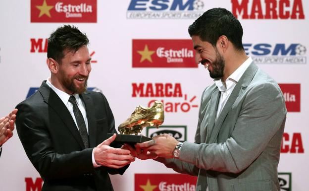 Leo Messi recibe la Bota de Oro de Luis Suárez. 