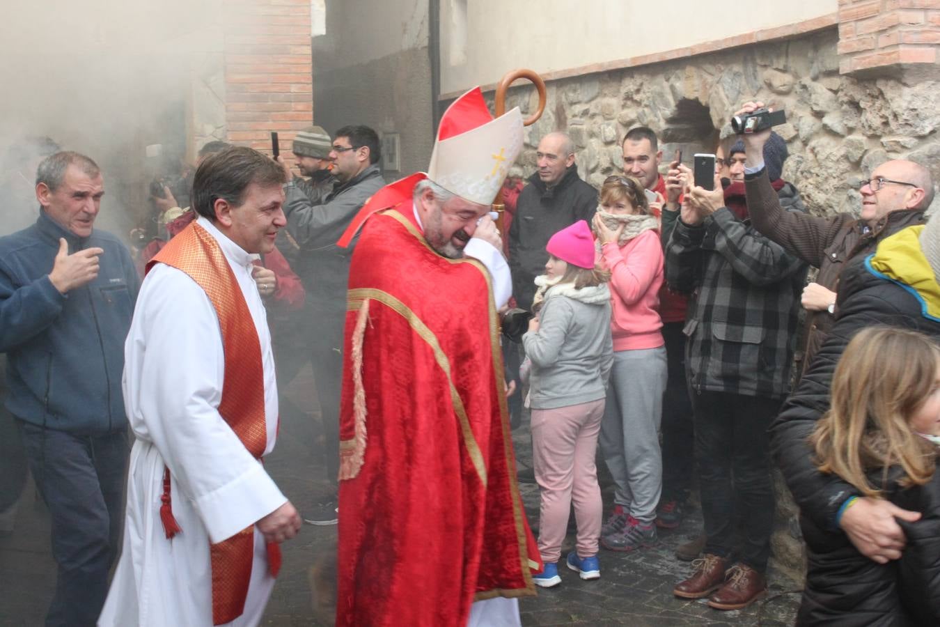 Al paso de San Andrés se van encendiendo las hogueras que se humedecen en romero y grojo