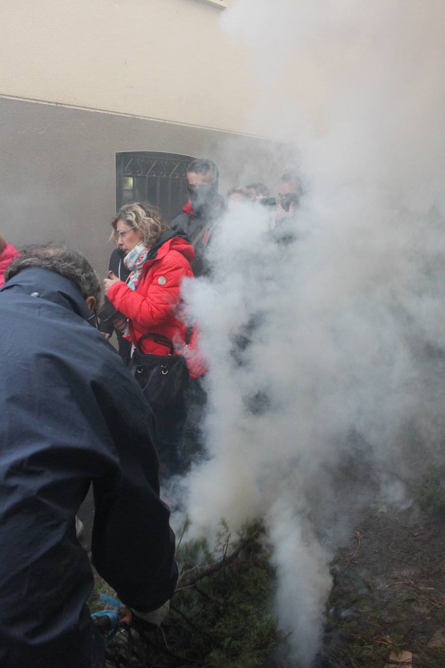 Al paso de San Andrés se van encendiendo las hogueras que se humedecen en romero y grojo