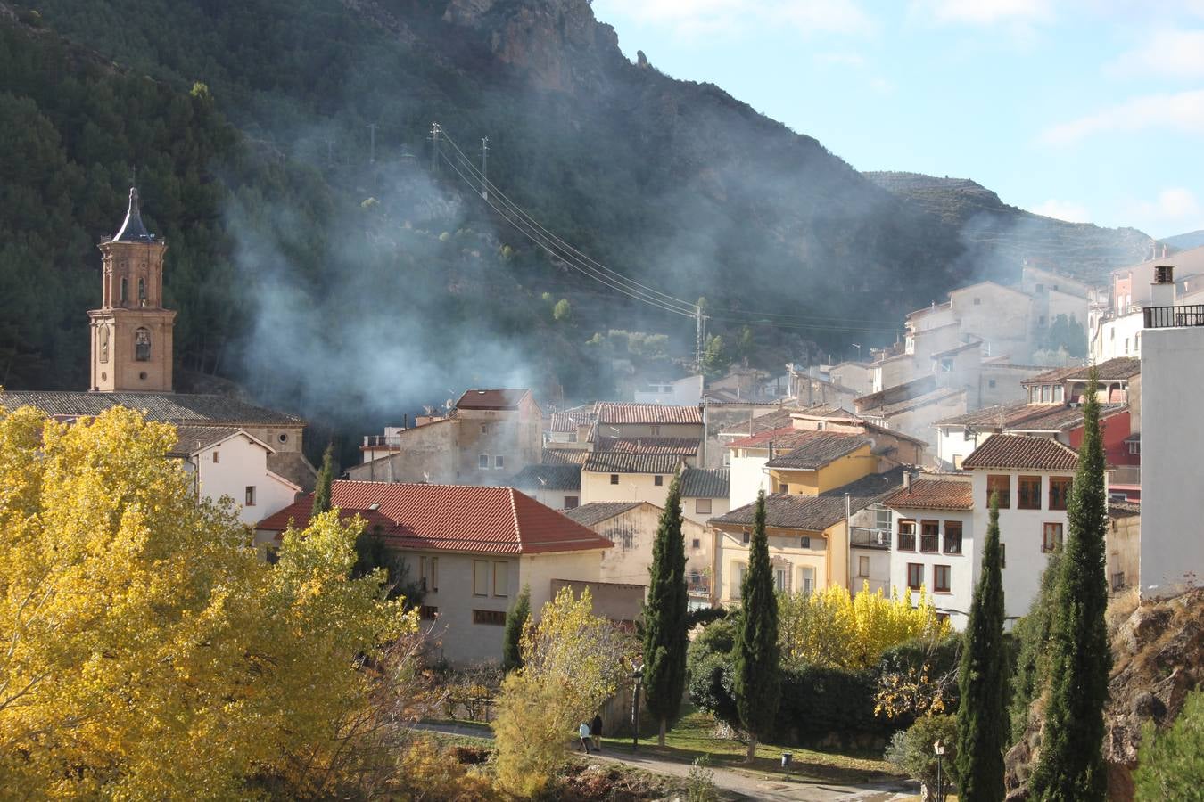 Al paso de San Andrés se van encendiendo las hogueras que se humedecen en romero y grojo