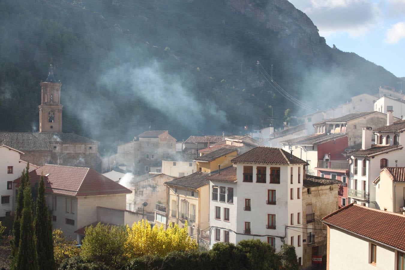 Al paso de San Andrés se van encendiendo las hogueras que se humedecen en romero y grojo