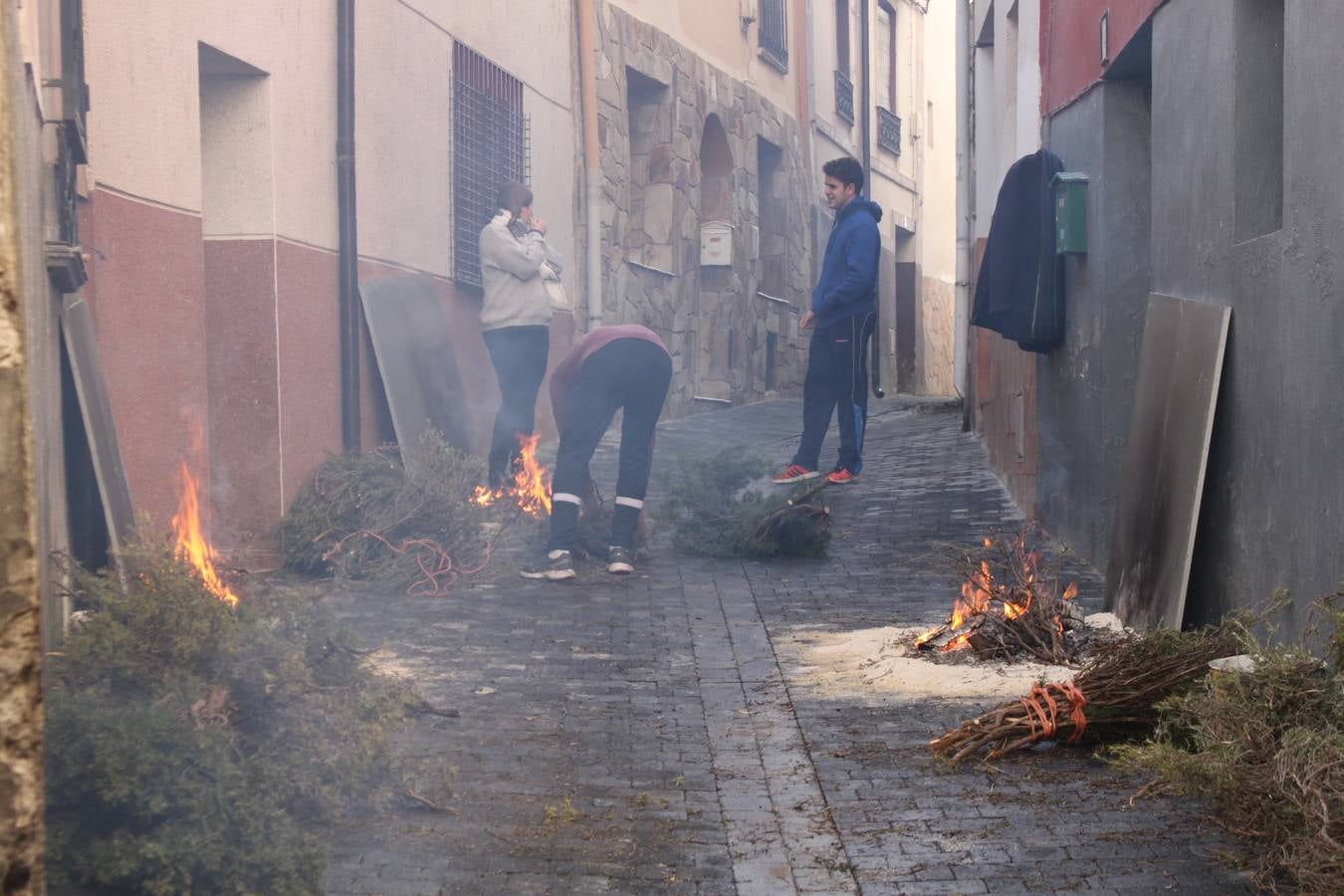 Al paso de San Andrés se van encendiendo las hogueras que se humedecen en romero y grojo