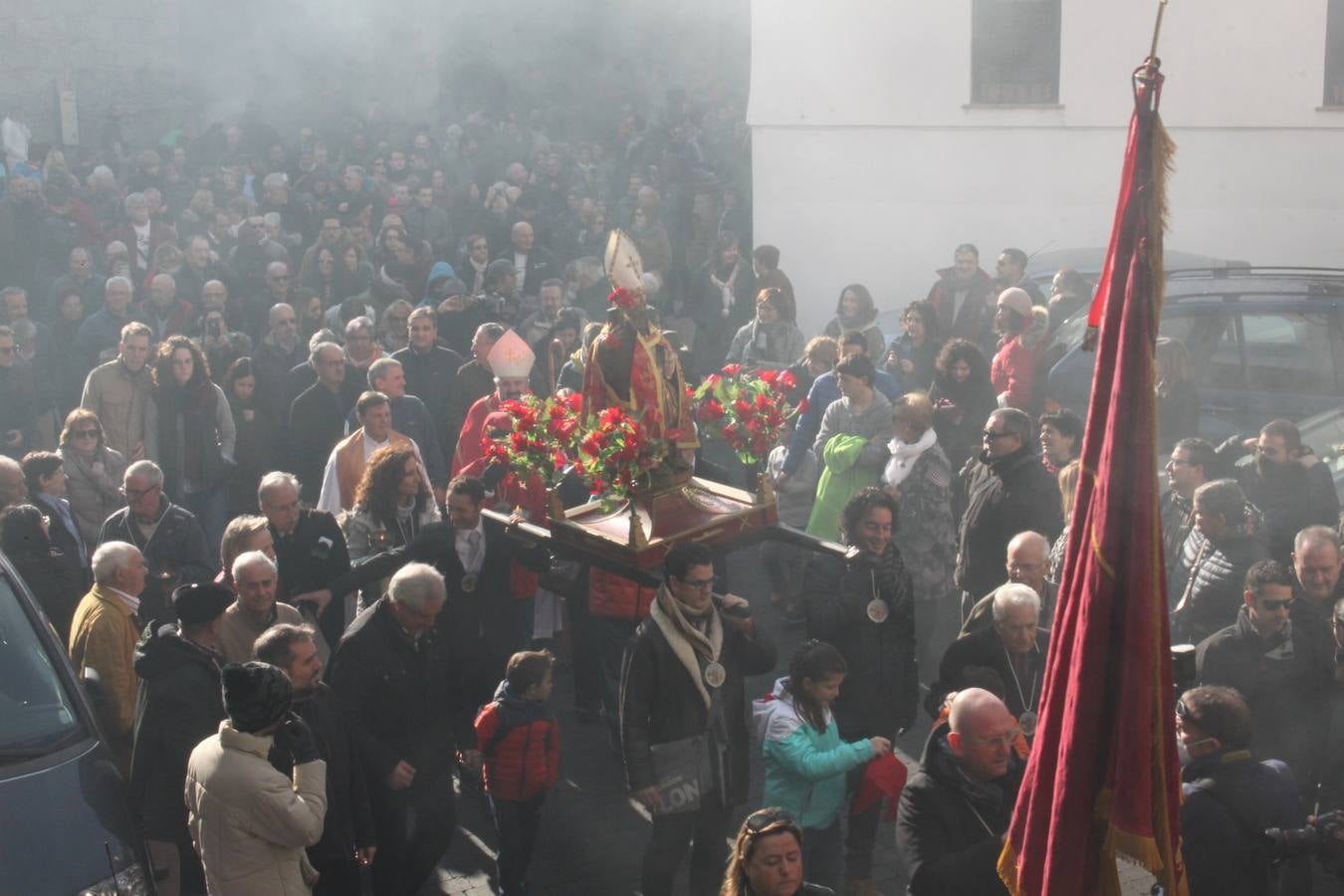 Al paso de San Andrés se van encendiendo las hogueras que se humedecen en romero y grojo