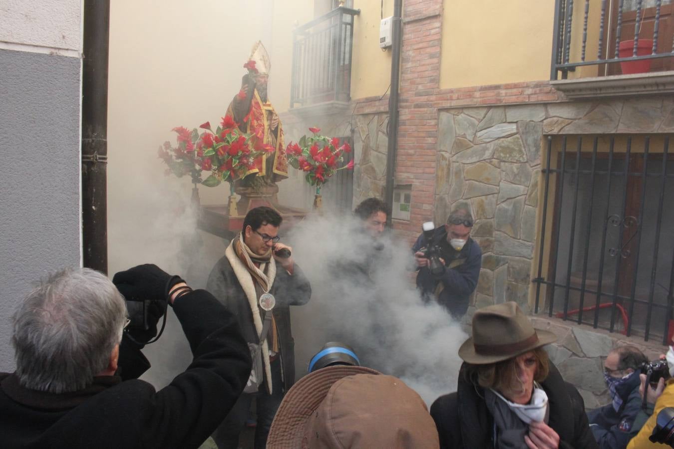 Al paso de San Andrés se van encendiendo las hogueras que se humedecen en romero y grojo