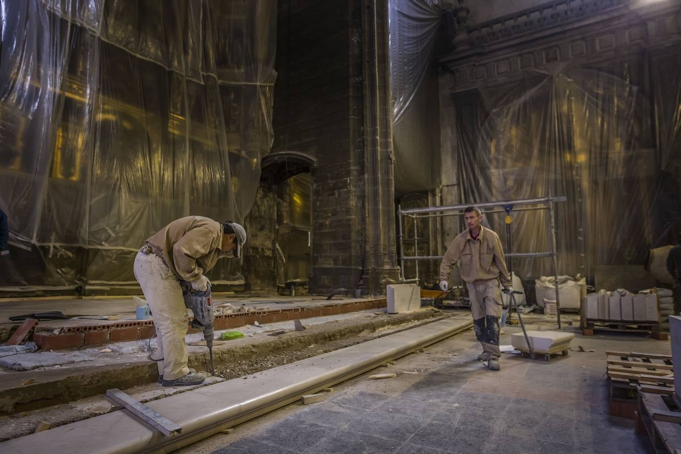 El templo logroñés reforma su presbiterio para vovler al estado anterior a las reformas de los años 50