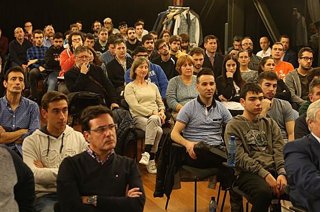 La sala principal se llenó, y hubo que facilitar una segunda para acoger a más asistentes. :: 