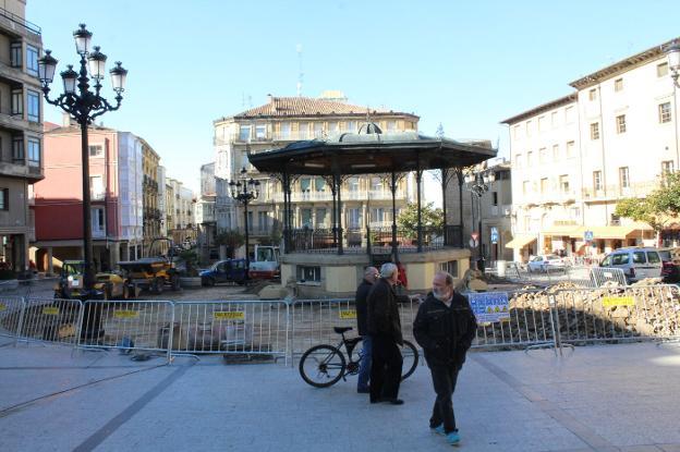 El entorno del quiosco de la plaza de la Paz de Haro fue el primero en ser intervenido en las obras. :: D.M.A.