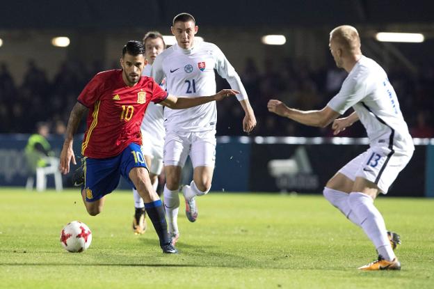 Dani Ceballos juega el esférico con la camiseta de España. :: efe