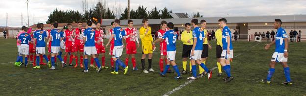 Los jugadores del Varea y de la UDL se saludan al inicio del partido de ayer. :: sonia tercero
