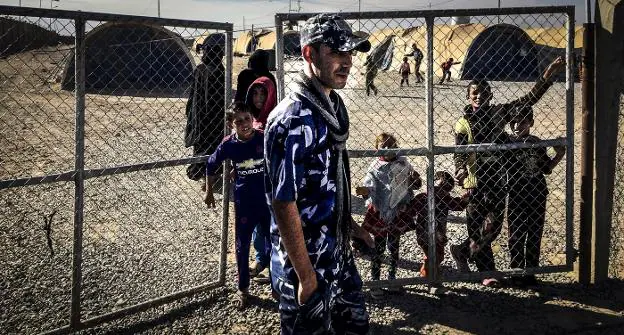 Más de 200 familias viven desplazadas en el campamento de Shehama, vigilado por el Ejército iraquí. :: m. ayestaran
