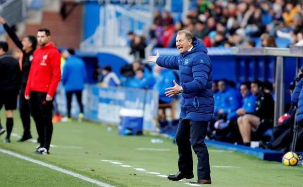 El técnico italiano De Biasi, durante su último partido al frente del Alavés. 