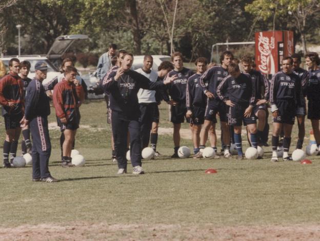 Luis Bonini (centro, con silbato), en un entrenamiento del CD Logroñés, en 1997, con Alzamendi (con visera), Rubén Sosa, etc