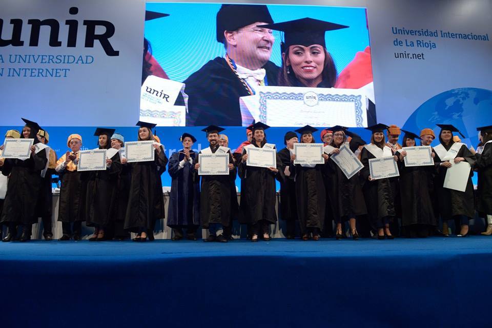 Un millar de alumnos de diez países americanos asistieron en Bogotá al acto de graduación de la Universidad Internacional de La Rioja (UNIR).