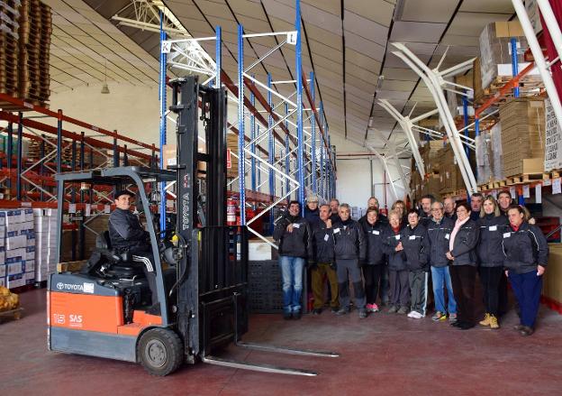 Un grupo de voluntarios del Banco de Alimentos de La Rioja posa ante las estanterías vacías a la espera de la V Gran Recogida