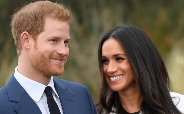 Meghan Markle y el príncipe Enrique durante el anuncio de su compromiso.