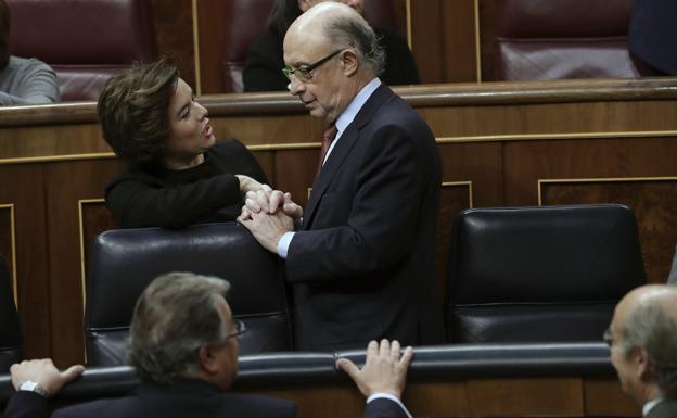 El ministro de Hacienda, Cristóbal Montoro, conversa con la vicepresidenta del Gobierno, Soraya Sáenz de Santamaría. 