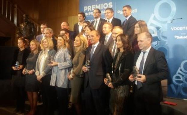 En primera fila, Carolina Álvarez-Ossorio (Ecoalf), María del Mar Fuertes (El Pozo), Cristina Martín Conejero (directora general digital de Vocento), Fabricia Abreu (Iberdrola), María Helena Antolín (Grupo Antolín), José Luis González-Besada (El Corte Inglés), Cristina García Hipólito (Fundación DKV Integralia), Iñaki Garay (Renfe); en segundo término, Iñaki Arechabaleta (Director general de negocio de Vocento); José Antonio León (Grupo PSA), José María Gay de Liébana, Jesús Echevarría (Inditex), Sonia Pascual (Calidad Pascual), Blanca Montero (Banco Sabadell), Lorenzo Cooklin (Mutua Madrileña), Juan Francisco Polo (Ferrovial), Arantxa Ezpeleta (Acciona). En la última fila, Juan Urdiales (Job&Talent), Rafael Martínez de Vega (Director general comercial de Vocento), Óscar Campillo (Director general de Comunicación y RR.II. de Vocento) y Juan Emilio Maíllo Belda (Telefónica).