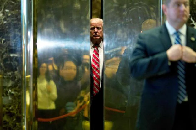 El magnate, en el ascensor de la Torre Trump durante los días previos a su toma de posesión como presidente de EE UU. :: DOMINICK REUTER / afp