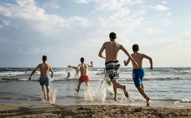 Estudiantes celebran en Salou el fin del curso académico.