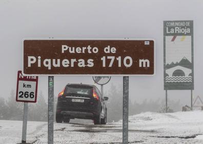 Imagen secundaria 1 - Sobre estas líneas, Francisca Matute con su perro en Viniegra de Arriba. A la derecha, imagen del puerto de Piqueras y detalle de un cañón de nieve en Valdezcaray. :: j. rodríguez/G.M