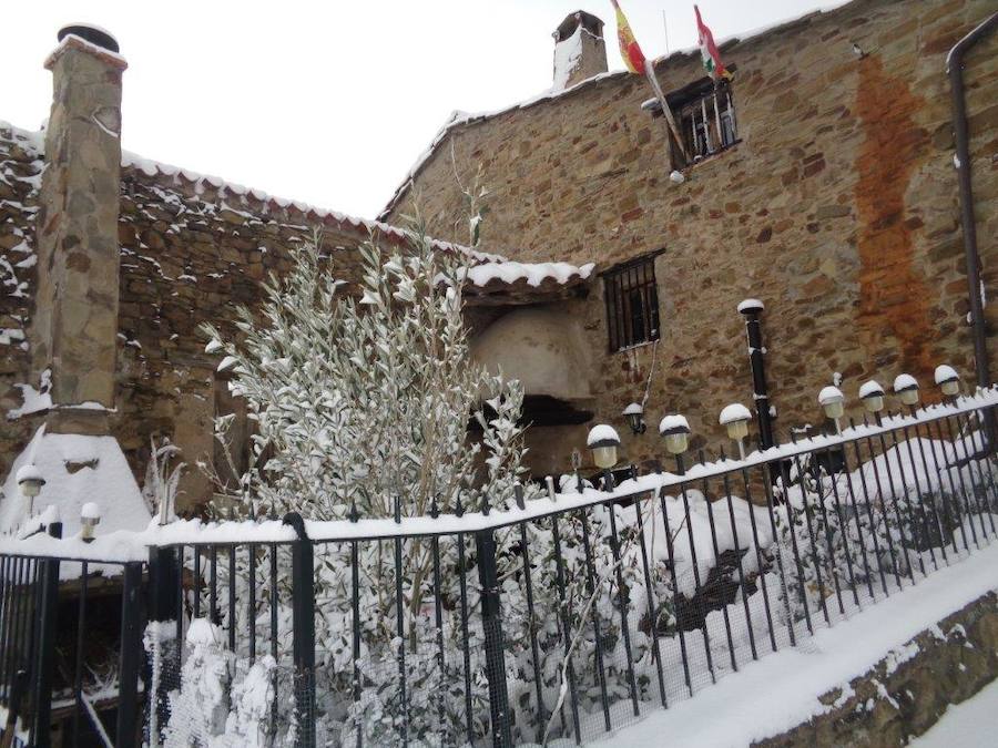 La nieve empieza a cobrar protagonismo en La Rioja y el entorno. Los lectores de larioja.com nos envían las fotos desde diferentes puntos de la región. Si quieres animarte puedes enviarnos las tuyas a través del WhatsApp 620634342