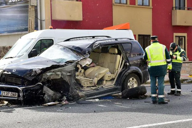 El conductor, que sólo sufrió heridas leves, tuvo que ser descarcelado por los Bomberos.:: Miguel Herreros
