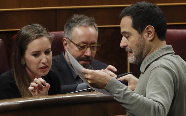 El diputado de En Comú Podem Josep Vendrel conversa ayer con el portavoz de Ciudadanos, Juan Carlos Girauta. :: f. ALVARADO / efe