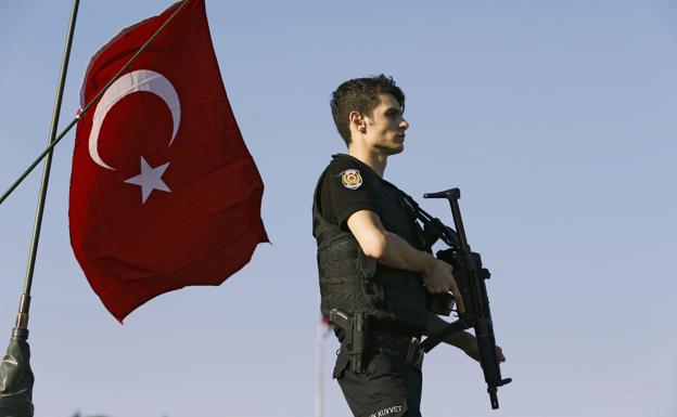 Un agente de Policía en de Estambul.