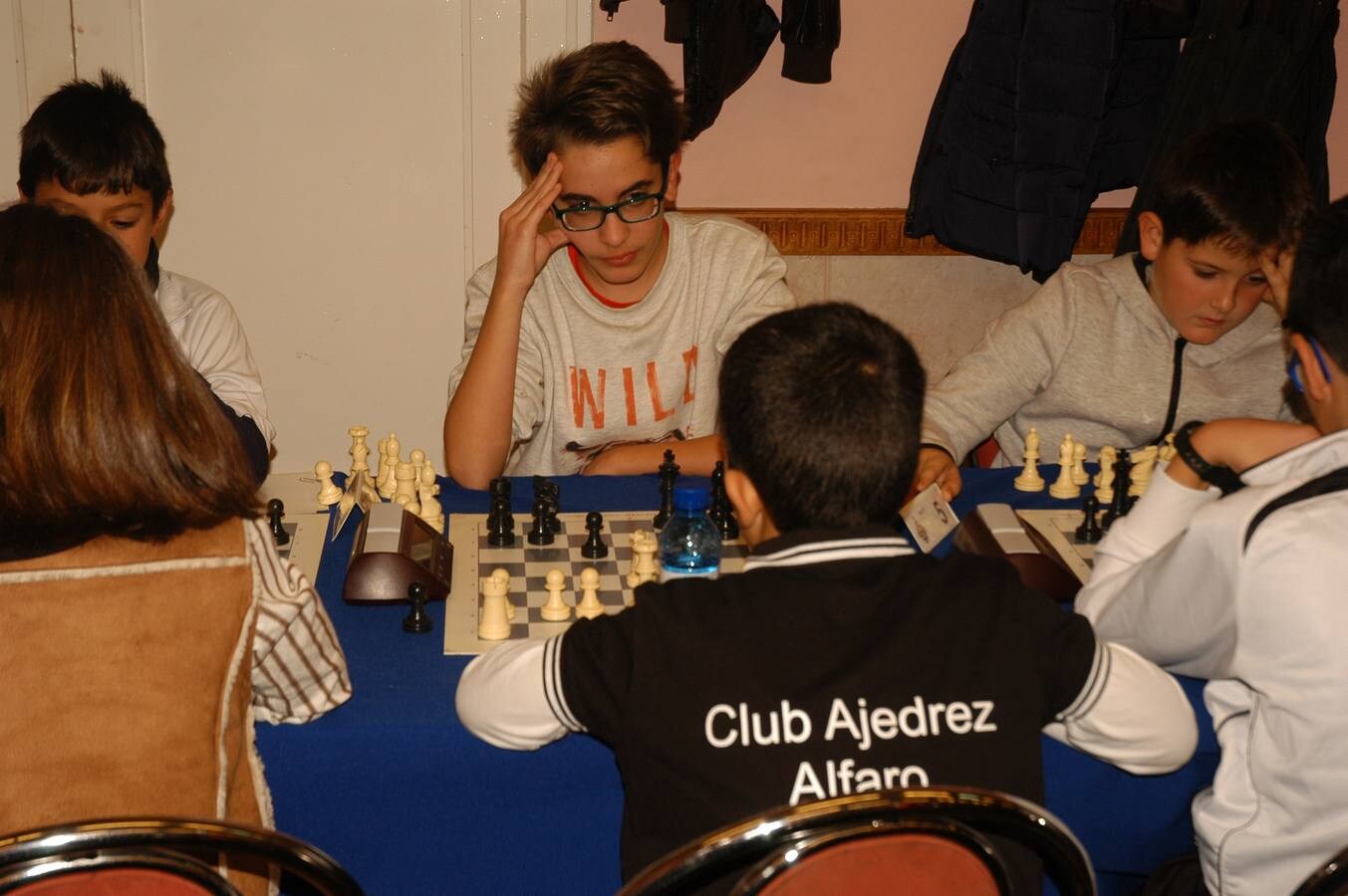 Se ha celebrado el XIV abierto de ajedrez Ribera del Ebro que organiza el Club Ajedrez de Alfaro.Esta es la segunda jornada del torneo y se ha disputado este sábado por la tarde en Cervera del Río Alhama. Al mismo tiempo ha habido simultáneas de ajedrez con el campeón riojano sub18, el cerverano Jorge Ruiz.