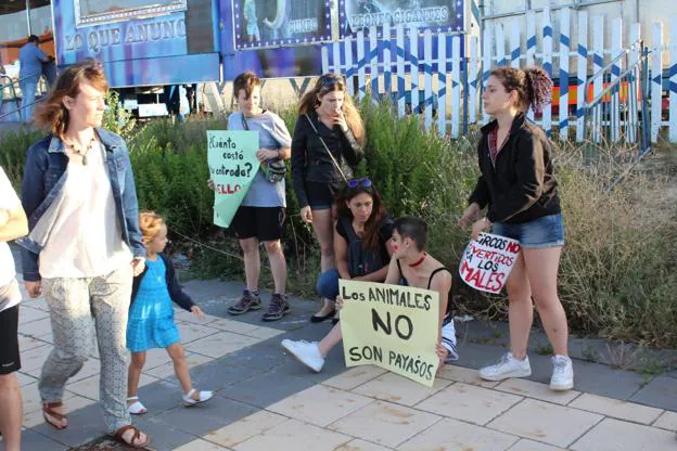 Protesta ante el Circo Coliseo en Haro el pasado mes de julio. :: 