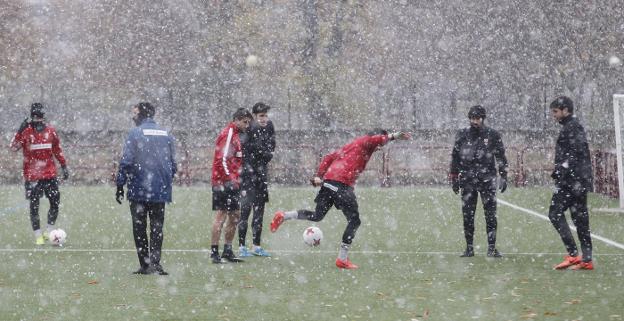 La primera nevada de la
temporada cogió a los
jugadores de la UD Logroñés
entrenándose en las
instalaciones del Mundial'82.
:: justo rodríguez