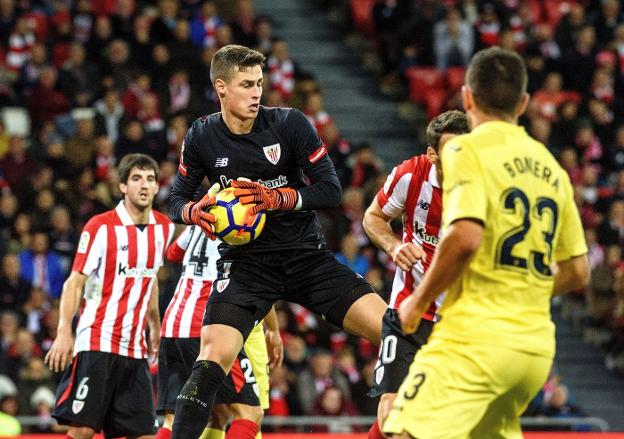 Kepa se hace con el balón en
uno de sus últimos partidos
en San Mamés. :: efe