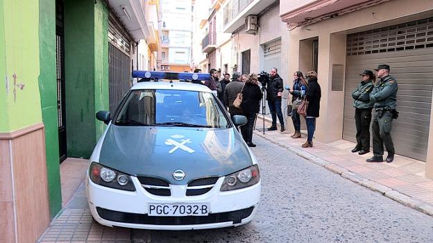 Un coche de la Guardia Civil, frente a la casa de Guadassuar (Comunidad Valenciana). :: efe
