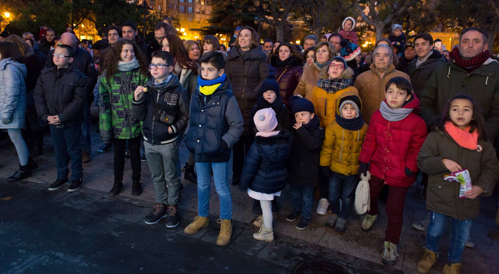 Logroño ya vuelve a brillar por Navidad. Este sábado, 2 de diciembre, los más pequeños han vuelto a ser los protagonistas del encendido de las luces de Navidad acompañados por la alcaldesa de Logroño, Cuca Gamarra.