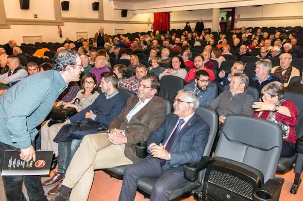 Luis Torres conversa con Agustín García Metola e Íñigo Nagore, antes de comenzar el acto. :: 