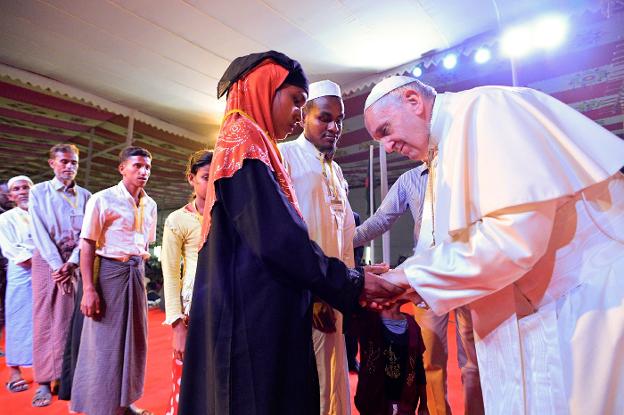 Francisco recibe a refugiados rohinyás durante el encuentro interreligioso celebrado en la catedral de Santa María, en Daca. :: reuters