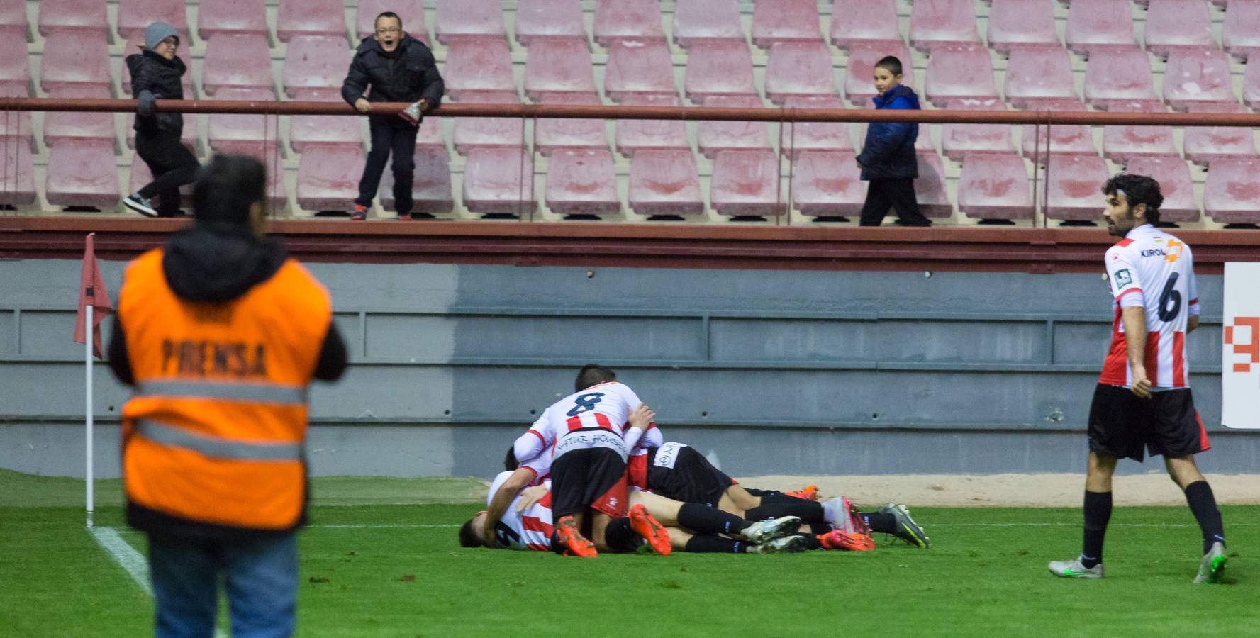 La UD Logroñés ha logrado una gran victoria ante el Racing por 2-1