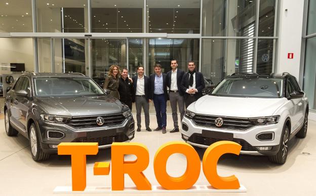 Equipo humano. La responsable de Riojamotor y miembros del equipo comercial de Volkswagen posan con dos unidades del T-Roc. :: Fernando Díaz