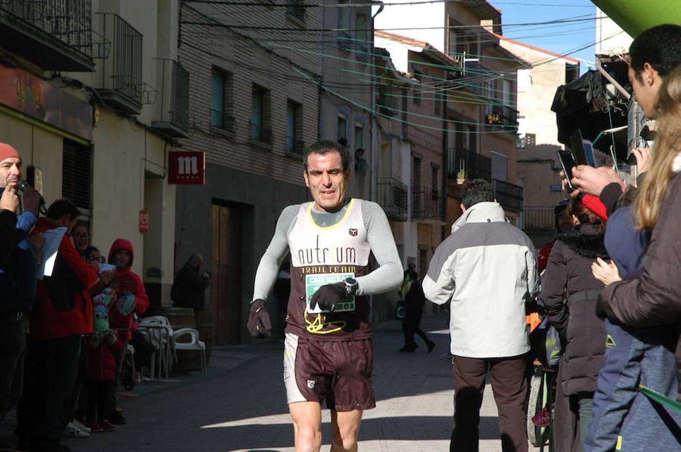 Este domingo se ha celebrado la V Carrera 'Entre dinosaurios' villa de Igea. El frío no ha sido un impedimento para los atletas.