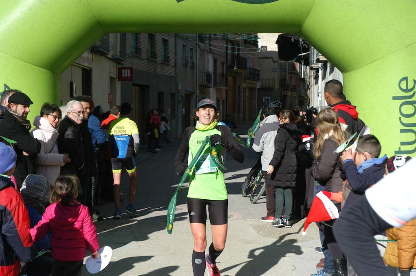 Este domingo se ha celebrado la V Carrera 'Entre dinosaurios' villa de Igea. El frío no ha sido un impedimento para los atletas.