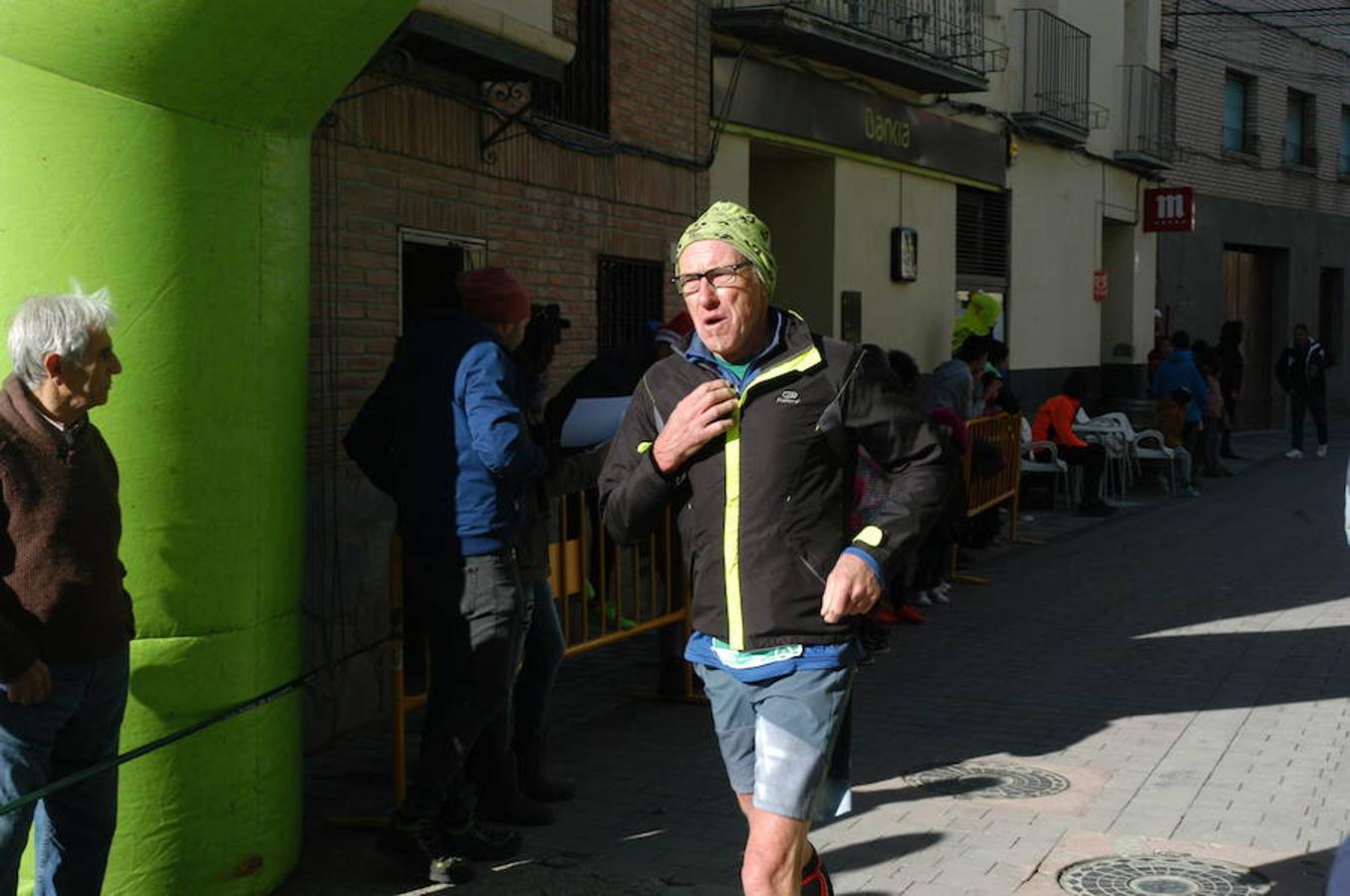 Este domingo se ha celebrado la V Carrera 'Entre dinosaurios' villa de Igea. El frío no ha sido un impedimento para los atletas.