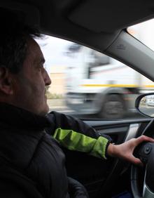 Imagen secundaria 2 - Jesús Subero, en su coche a punto de salir hacia la N-232. | La nacional, ayer por la tarde en El Villar de Arnedo. | Subero se cruza con un camión de poco tonelaje en la 232.