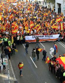 Imagen secundaria 2 - Miles de personas salen a la calle en Barcelona en defensa de la Constitución