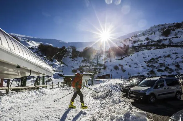 Unos amantes de la nieve practican el deporte blanco en las inmediaciones de los telesillas e Iñaki Moreno y sus amigos hacen lo propio en lo alto de una pista.