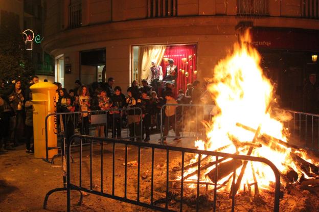 Las hogueras de Santa Lucía se celebrarán el próximo martes. :: 