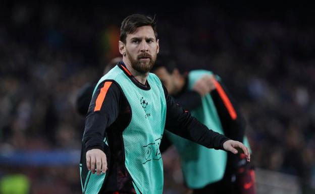 Messi, calentando antes de saltar al campo para medirse al Sporting de Portugal. 