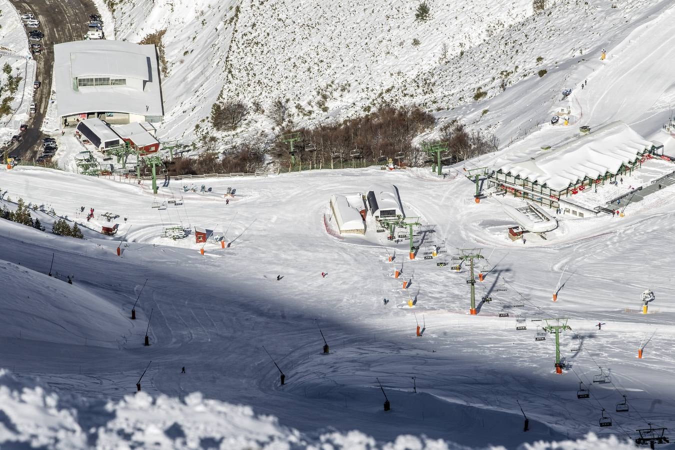 La estación riojana abrió sus instalaciones para el deporte este martes y espera la visita de numerosos esquiadores este puente