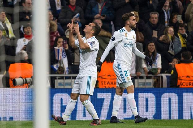 Lucas Vázquez celebra su gol, el tercero del Real Madrid y el de la victoria, junto a Mayoral. :: efe
